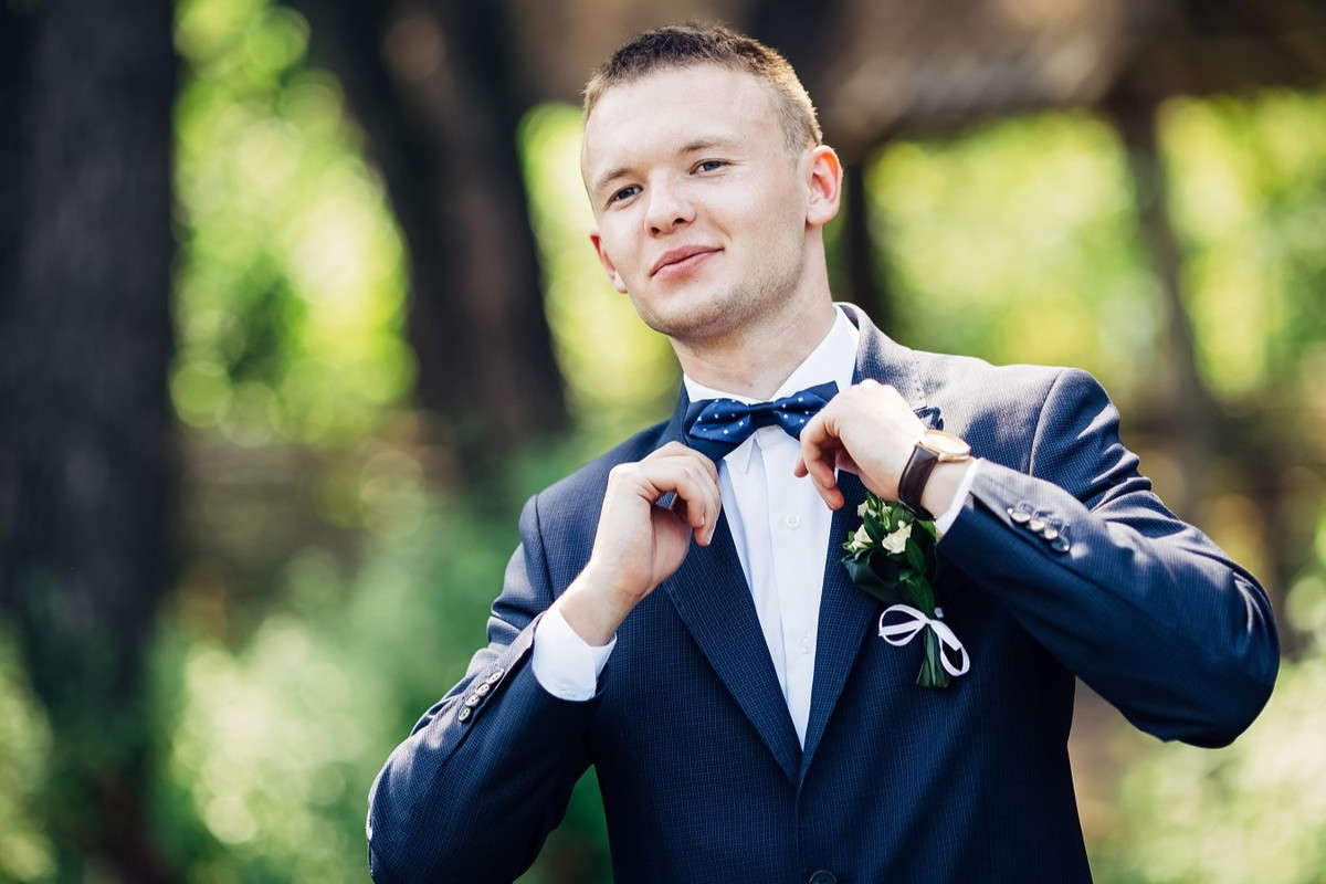 uśmiechnięty pan młody