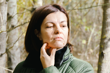 zamyślona kobieta