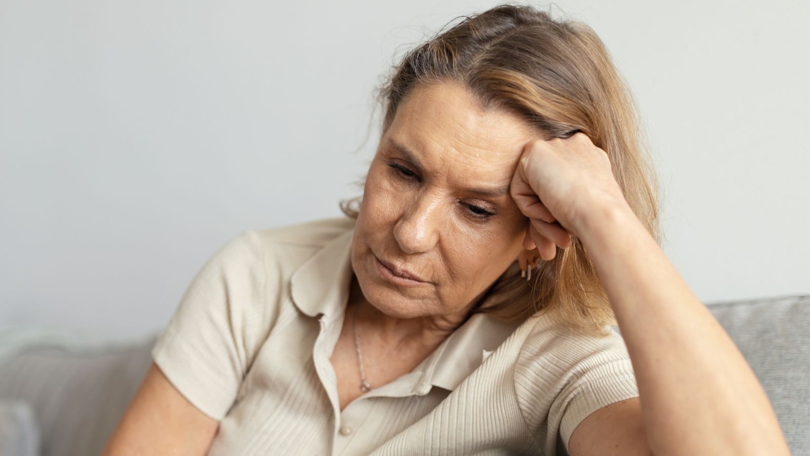 Zasmucona kobieta w średnim wieku