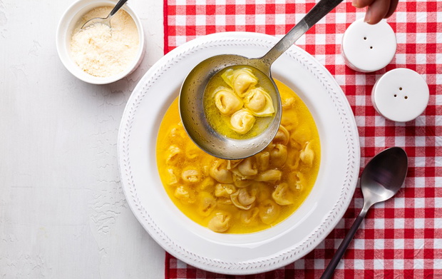 włoski rosół z tortellini