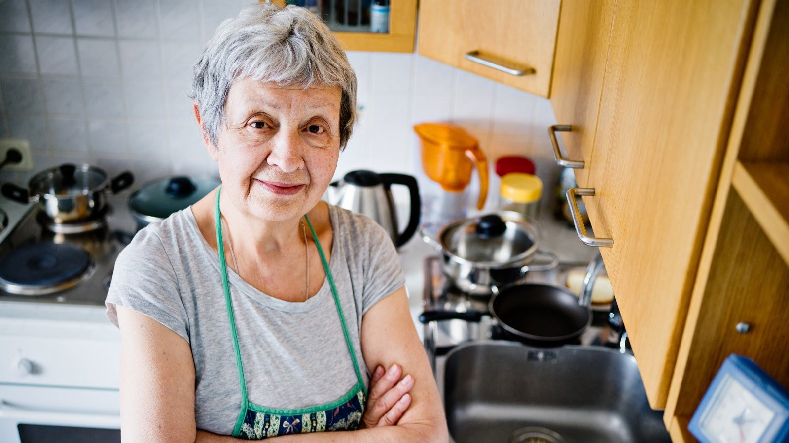 seniorka w kuchni