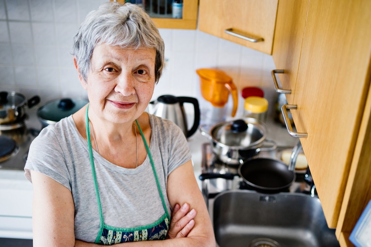 seniorka w kuchni