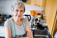 seniorka w kuchni
