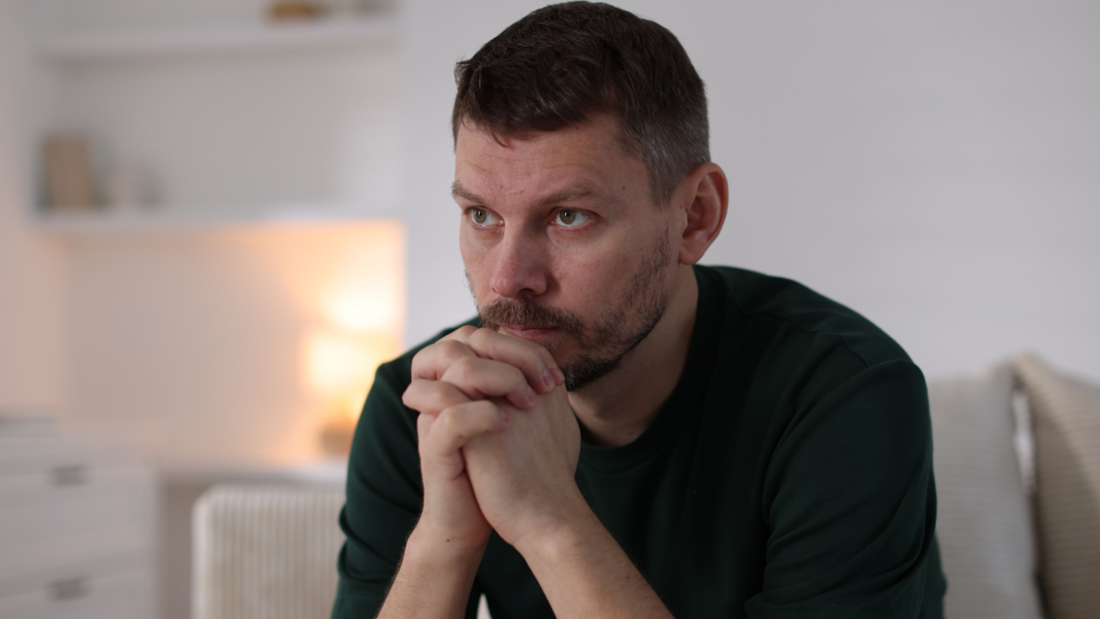zamyślony mężczyzna