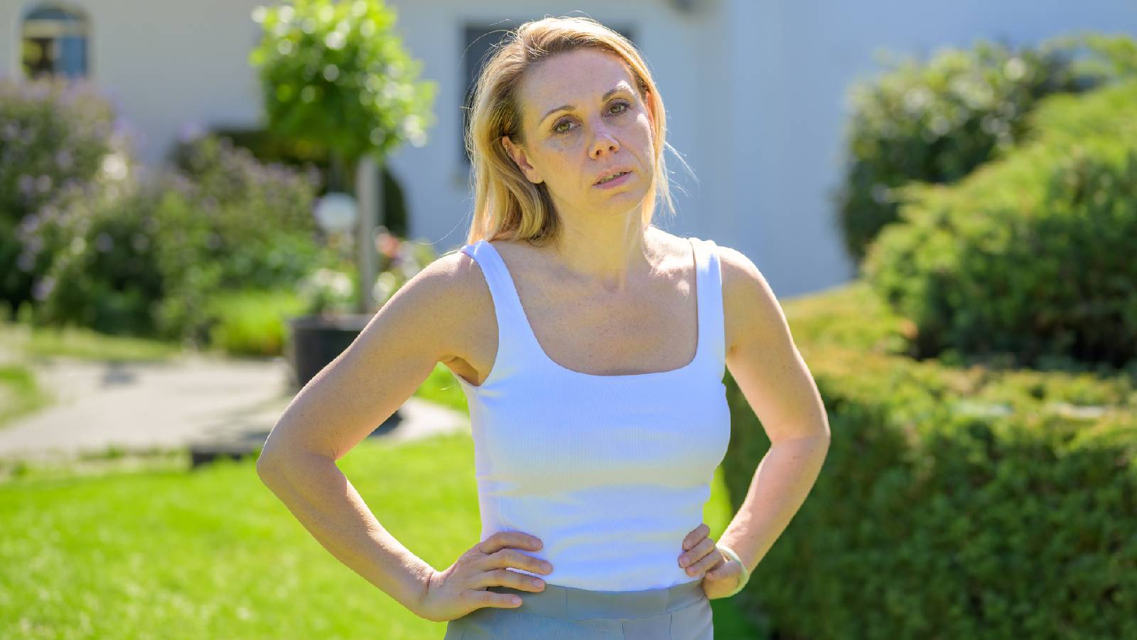 Postawiliśmy luksusowy dom na skraju lasu, a sąsiad zrzucił obornik tuż obok