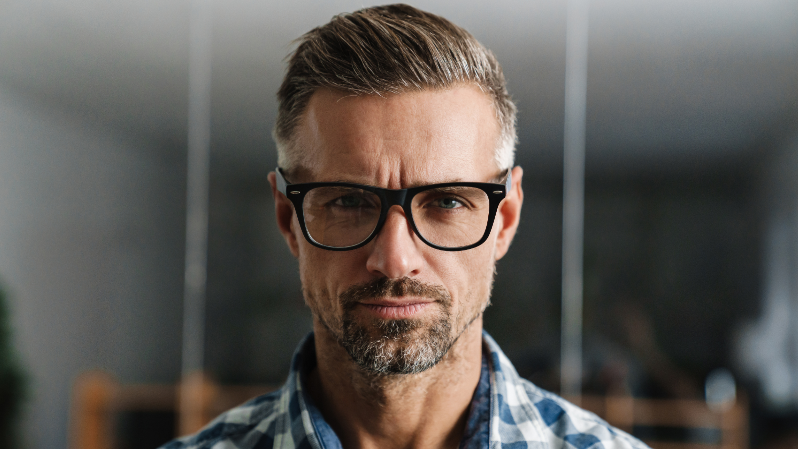 zdenerwowany mężczyzna