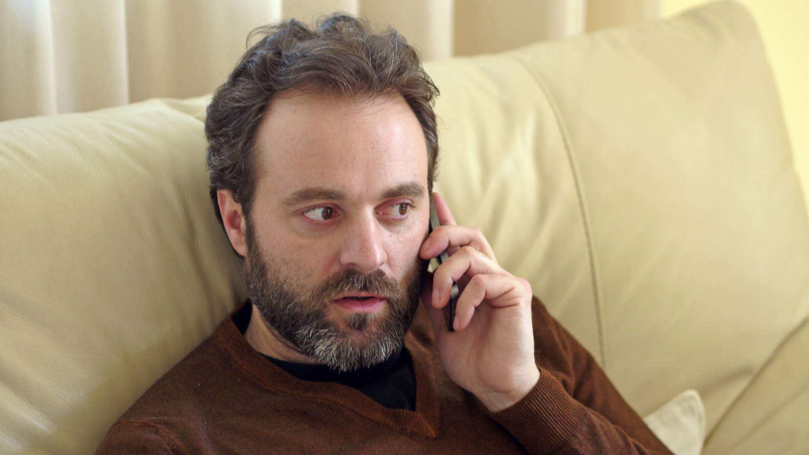 Dojrzały mężczyzna z telefonem w ręce