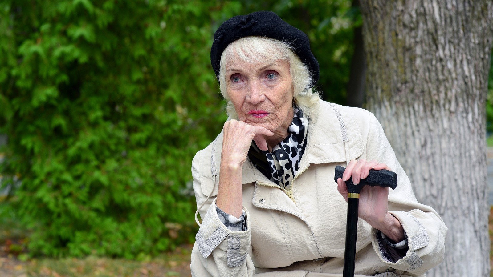 smutna seniorka na dworze