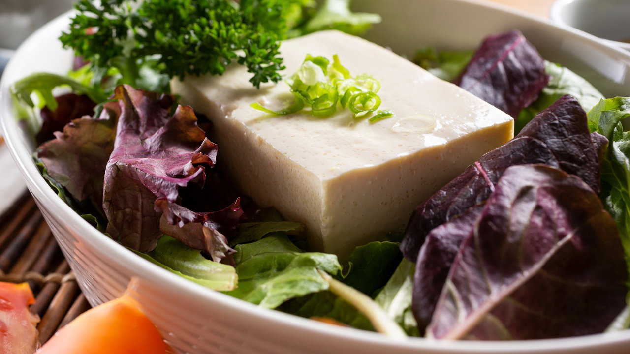 tofu w sałatce
