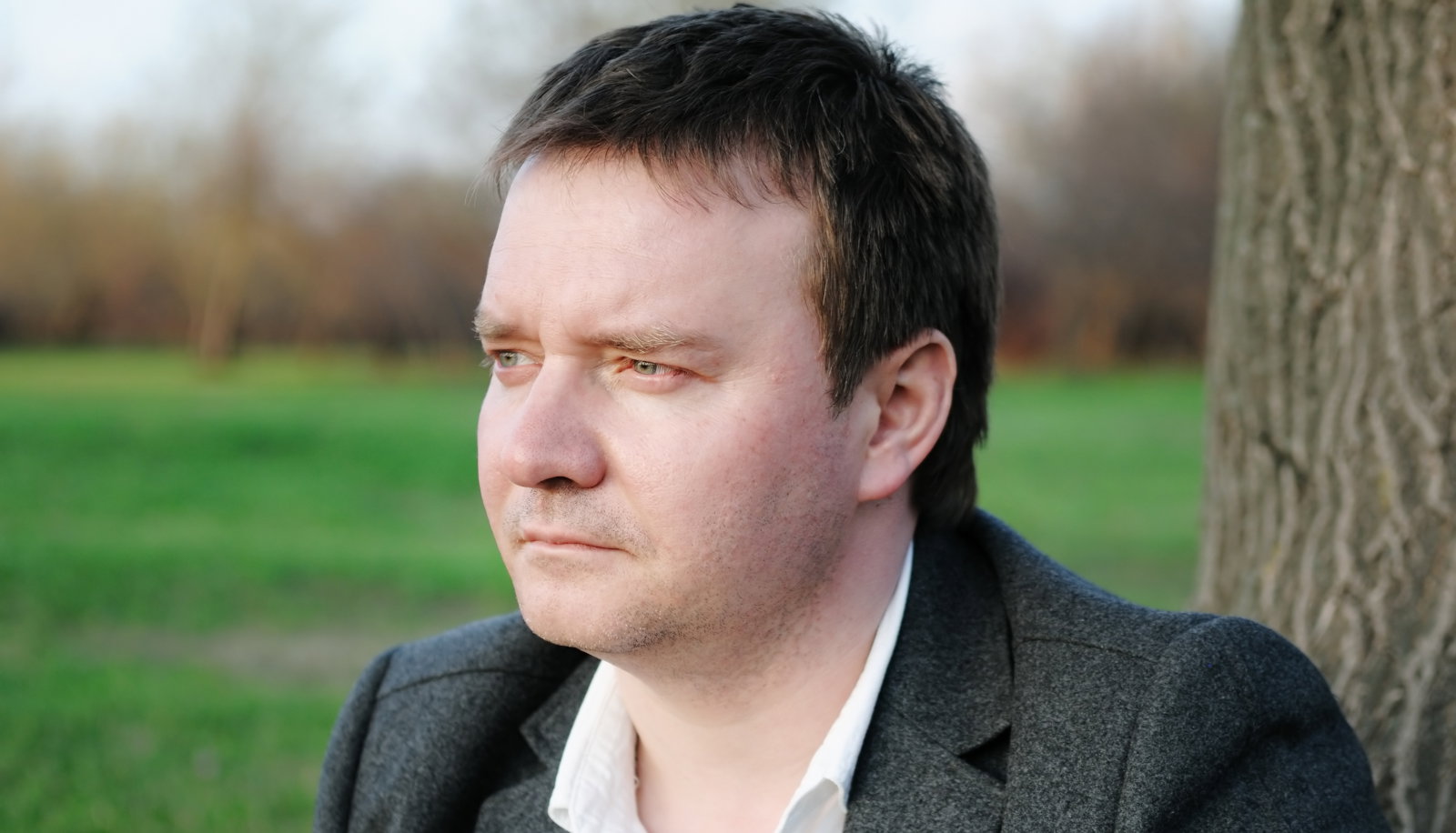 mężczyzna w parku