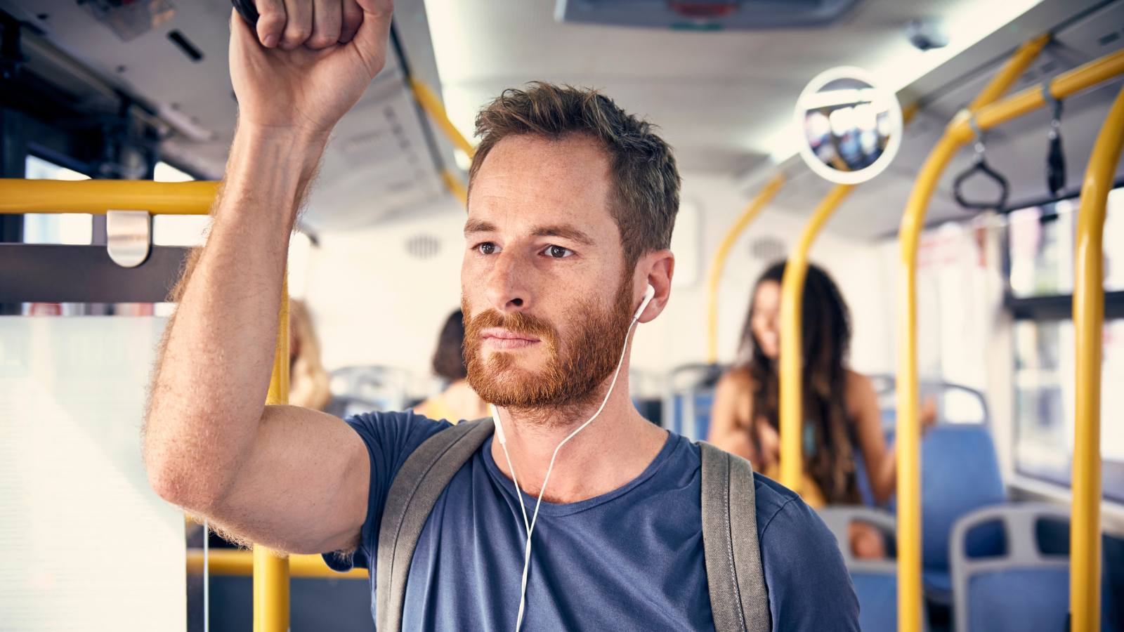 Młody mężczyzna w autobusie