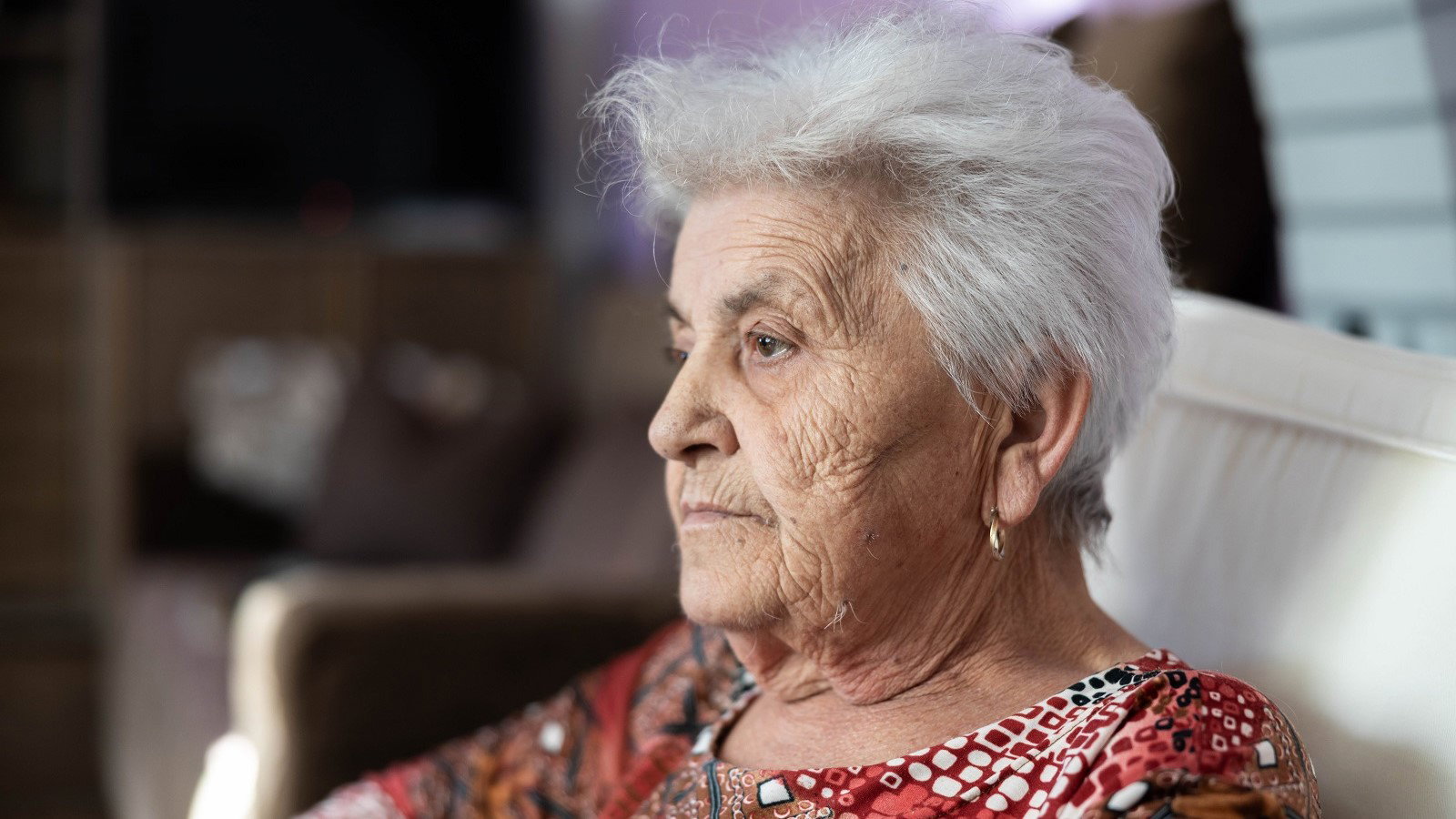 smutna seniorka w fotelu