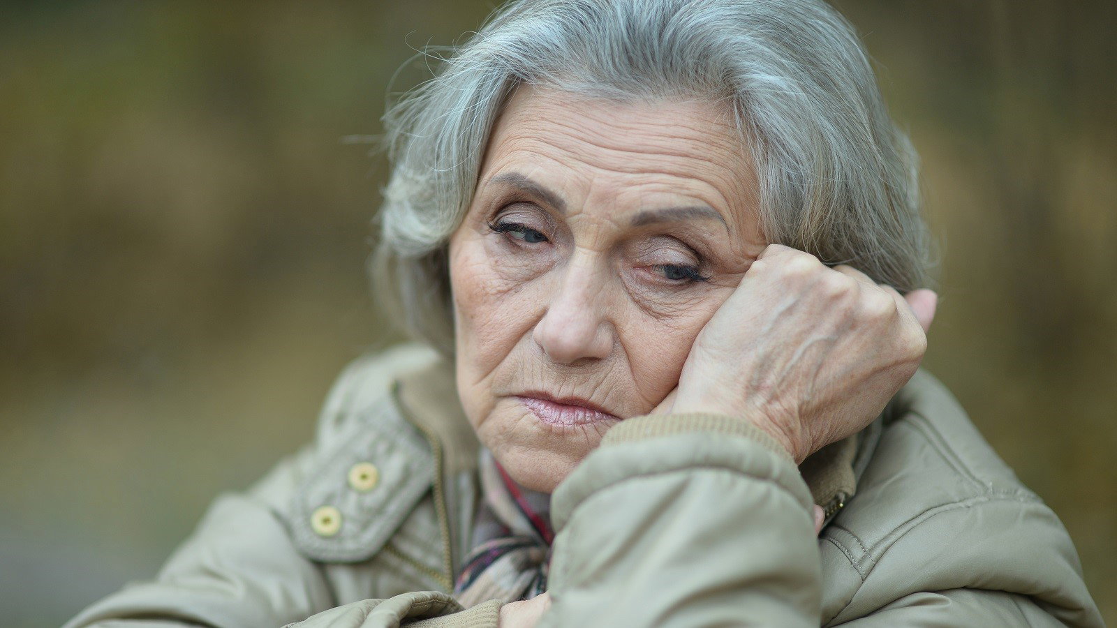 smutna seniorka
