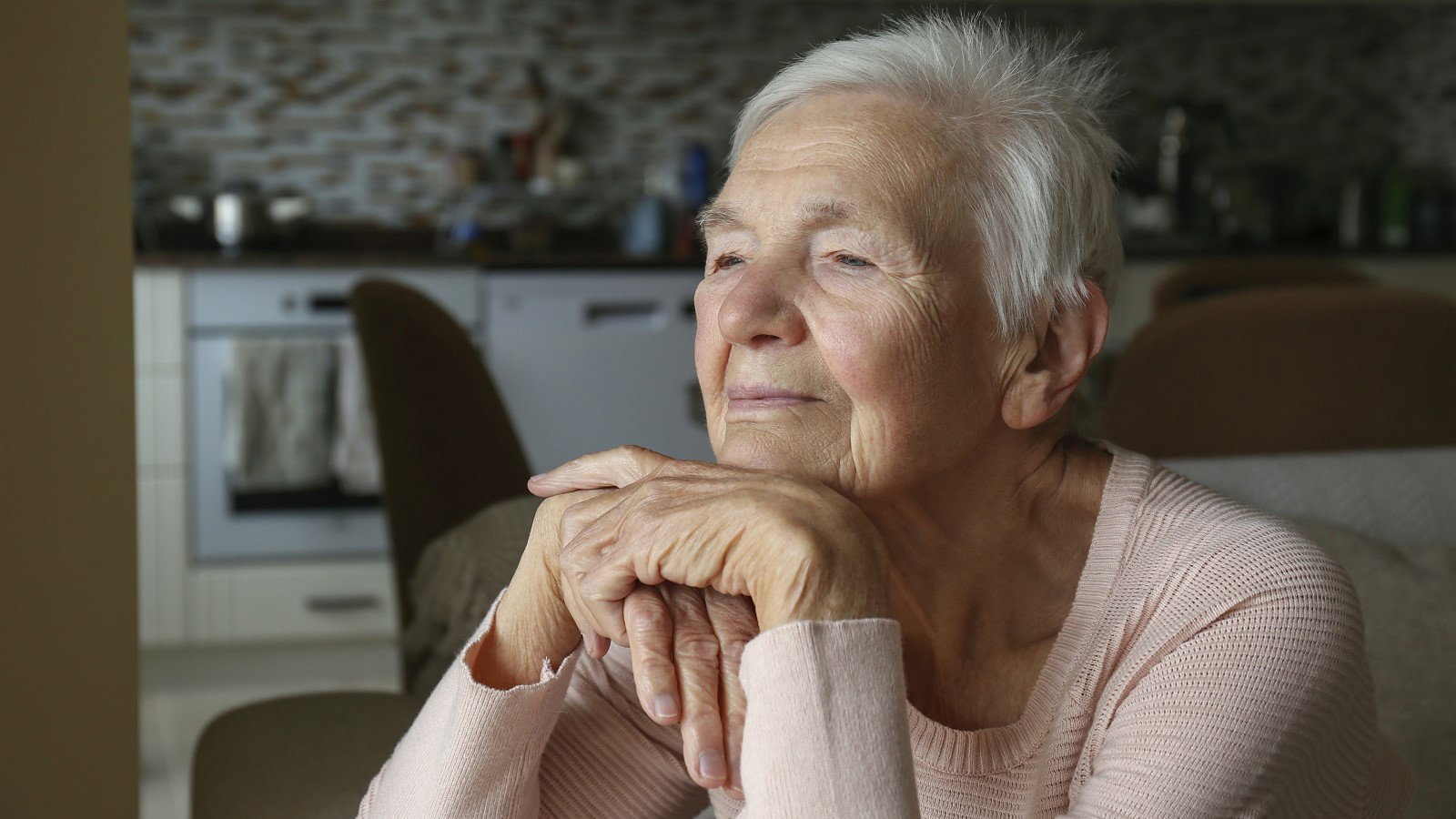 smutna seniorka