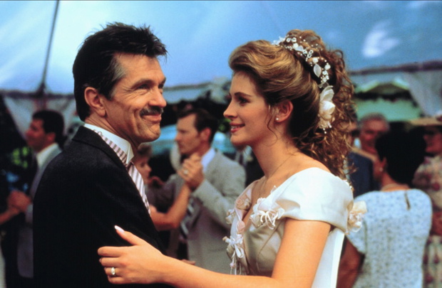 Tom Skerritt i Julia Roberts w filmie 