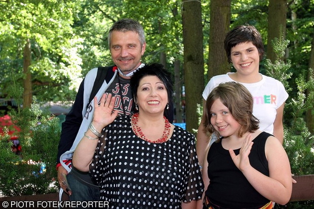 Ewa Bem z córkami i mężem