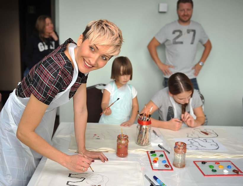 Magda Steczkowska maluje poduszki na cel charytatywny w Hotelu Bukovina