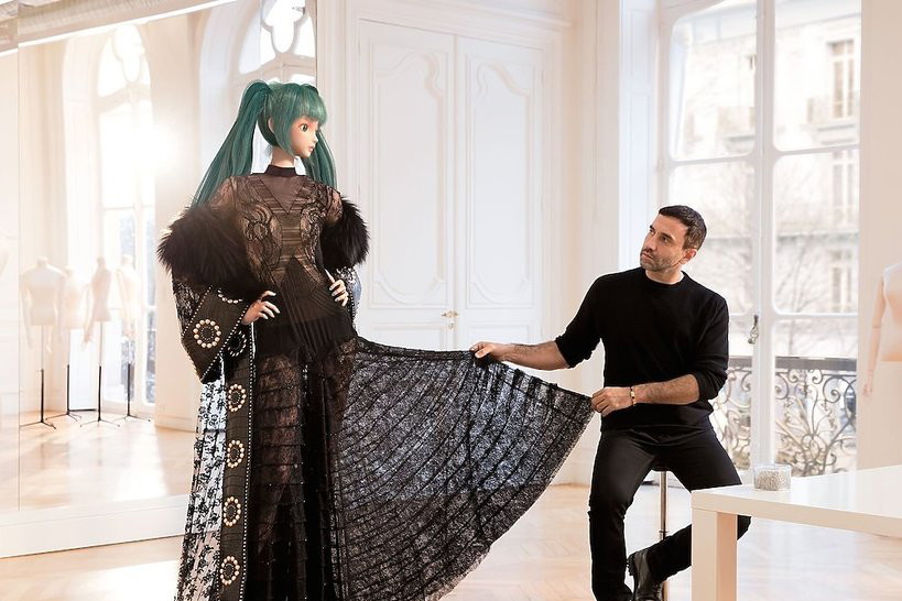 Hatsune Miku w sukni Givenchy zaprojektowanej przez Riccardo Tisci