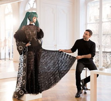 Hatsune Miku w sukni Givenchy zaprojektowanej przez Riccardo Tisci