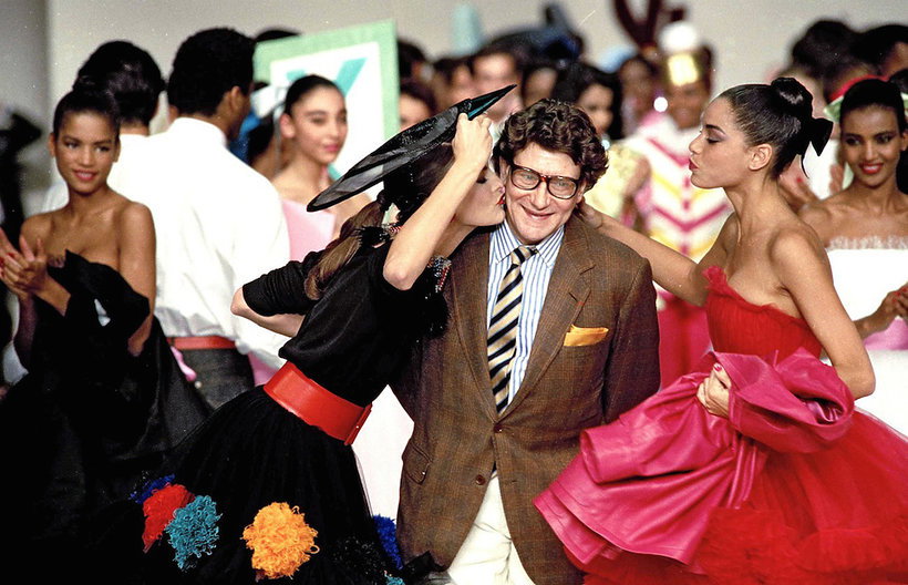 Yves Saint Laurent na pokazie z modelkami