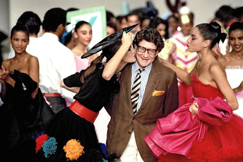 Yves Saint Laurent na pokazie z modelkami