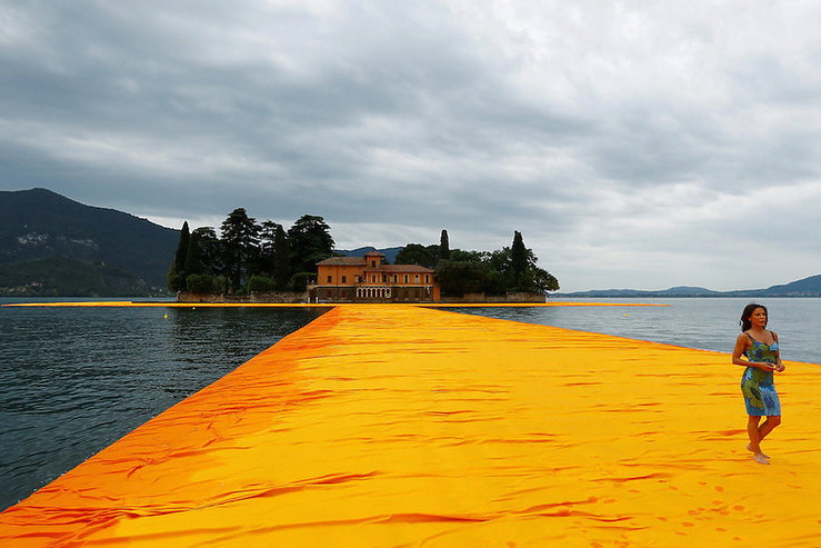 Praca artysty Christo „Floating Piers” na tafli włoskiego jeziora Iseo w Lombardii