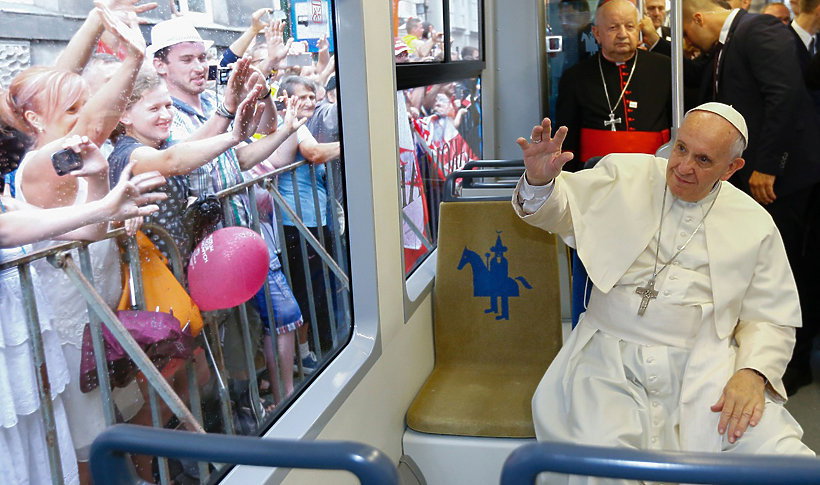 papież Franciszek w tramwaju