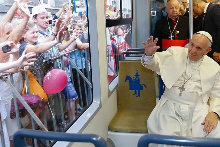 papież Franciszek w tramwaju