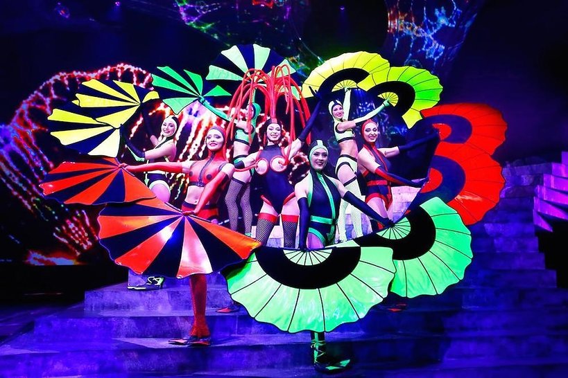 Jean Paul Gaultier zaprojektował kostiumy do spektaklu w berlińskim Friedrichstadt-Palast.