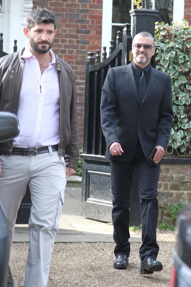George Michael wychodzi z partnerem z domu