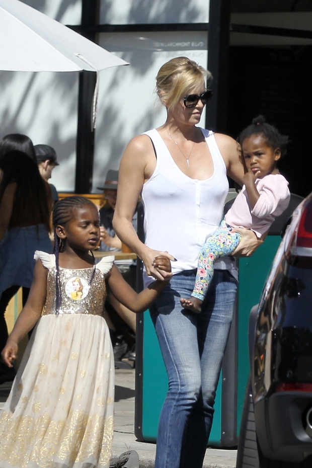 Charlize Theron na lodach z dzie?mi