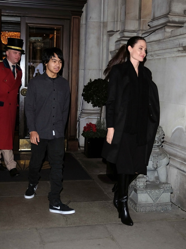 Angelina Jolie wychodzi z synem z hotelu
