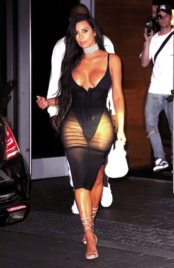 kim-kardashian-w-czarnej-przezroczystej-sukience-378214-GALLERY600-0084827