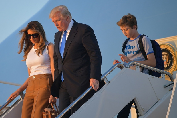 Donald Trump wysiada z samolotu z rodzin? i te?ciami