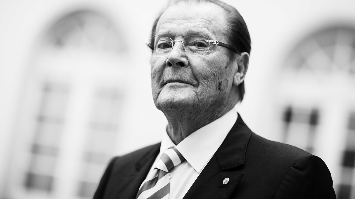 Roger Moore, Roger Moore nie żyje, main topic