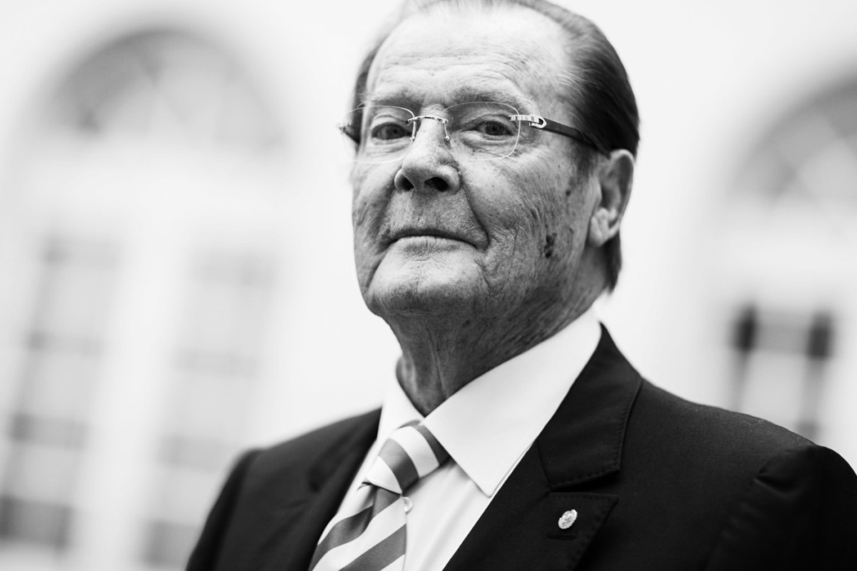 Roger Moore, Roger Moore nie żyje, main topic