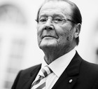 Roger Moore, Roger Moore nie żyje, main topic