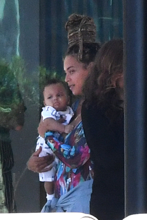 ***NO WEB UNTIL 2300 GMT 12TH NOV PREMIUM EXCLUSIVE*** Beyonce tenderly kisses and cuddles her five-month-old twins in Miami