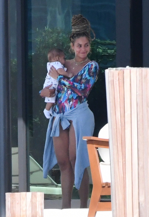 ***NO WEB UNTIL 2300 GMT 12TH NOV PREMIUM EXCLUSIVE*** Beyonce tenderly kisses and cuddles her five-month-old twins in Miami