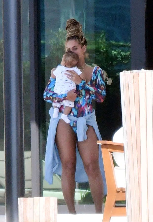 ***NO WEB UNTIL 2300 GMT 12TH NOV PREMIUM EXCLUSIVE*** Beyonce tenderly kisses and cuddles her five-month-old twins in Miami