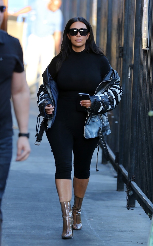 Kim Kardashian w kurtce ze swoj? podobizn?