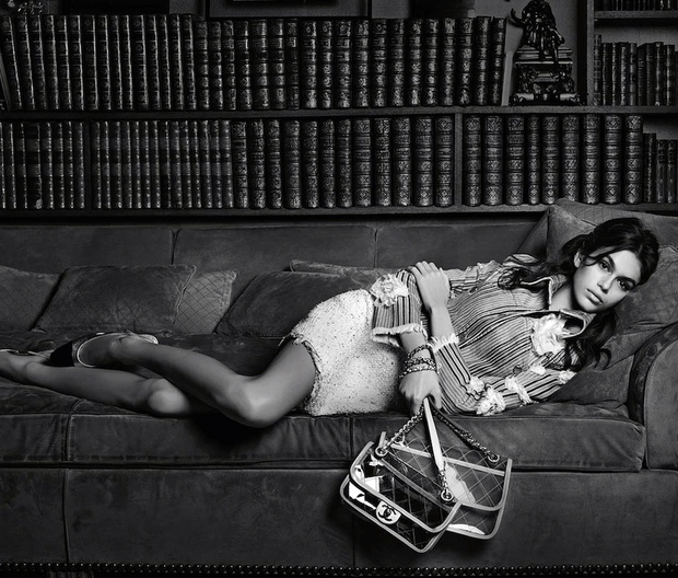 Kaia Gerber pose pour la campagne publicitaire de "Chanel"