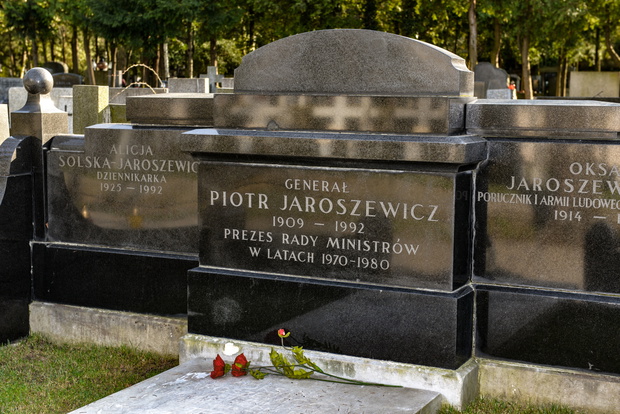 Komunistyczne groby na Powazkach Wojskowych