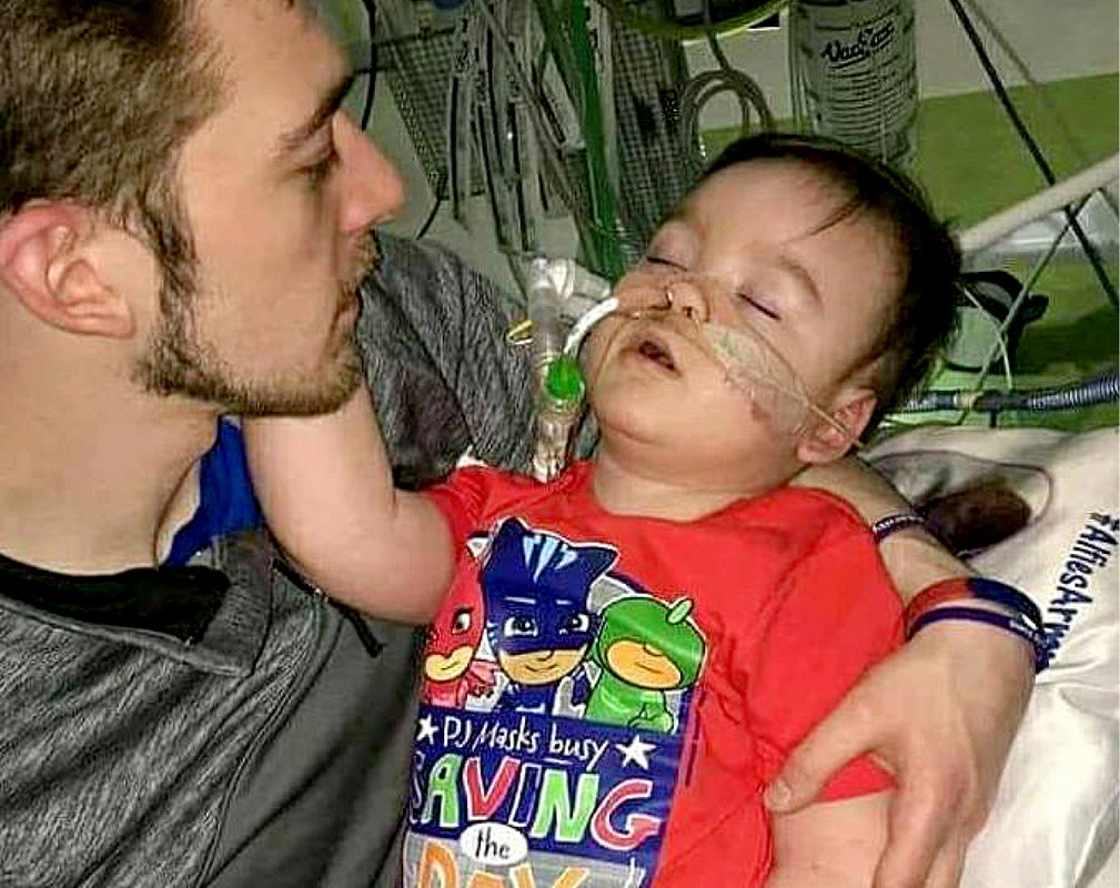 Alfie Evans, chory chłopiec walczy o życie. Tom Evans oskarży lekarzy o próbę morderstwa