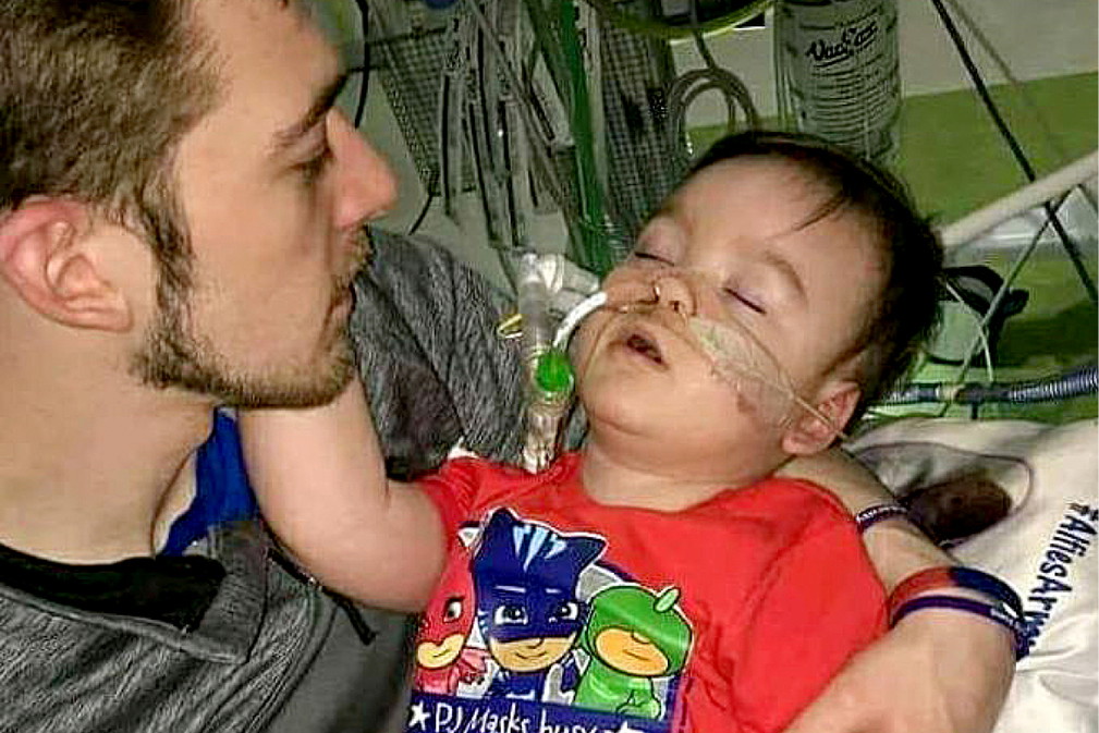 Alfie Evans, chory chłopiec walczy o życie. Tom Evans oskarży lekarzy o próbę morderstwa