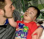 Alfie Evans, chory chłopiec walczy o życie. Tom Evans oskarży lekarzy o próbę morderstwa