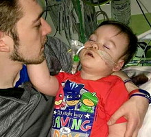 Alfie Evans, chory chłopiec walczy o życie. Tom Evans oskarży lekarzy o próbę morderstwa