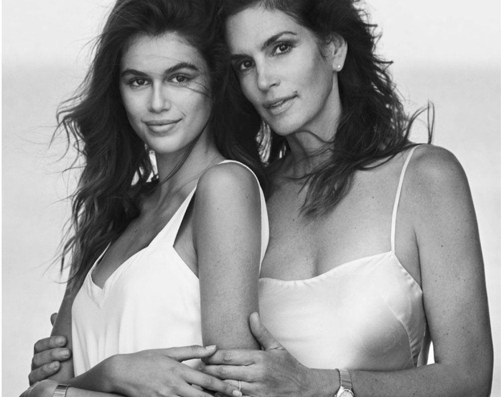 Kaia Gerber i jej matka Cindy Crawford w reklamie zegarków Omega