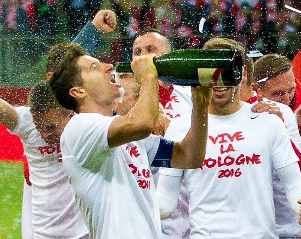 Piłkarze piją alkohol