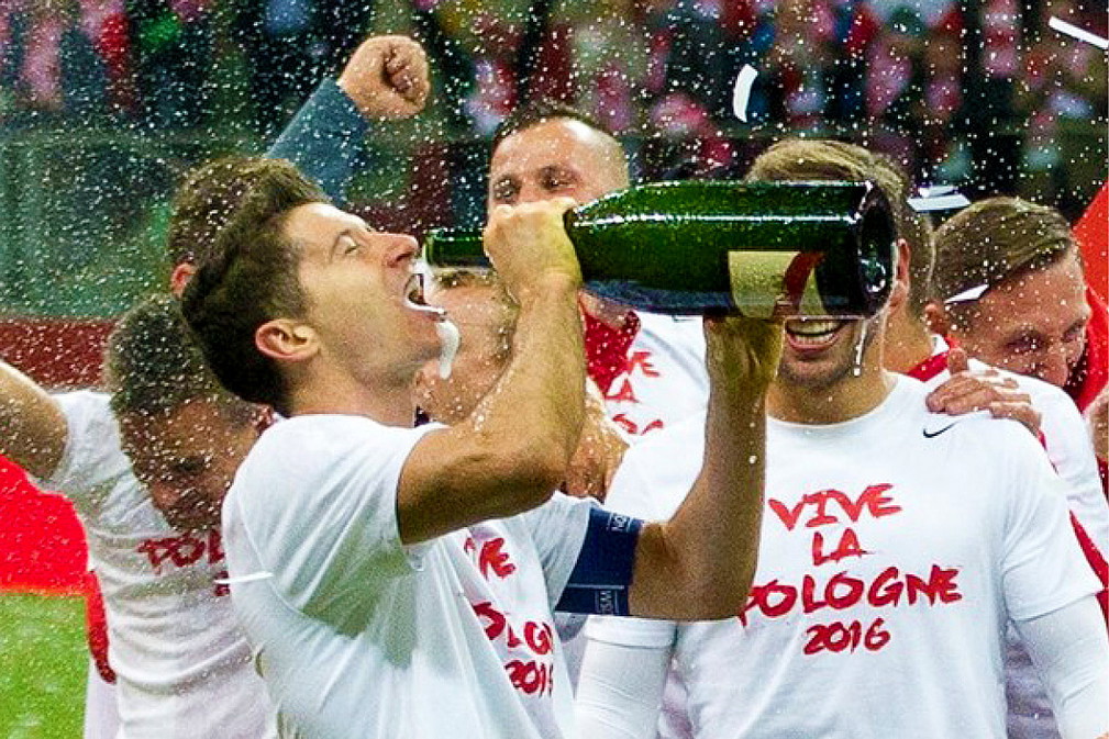 Piłkarze piją alkohol